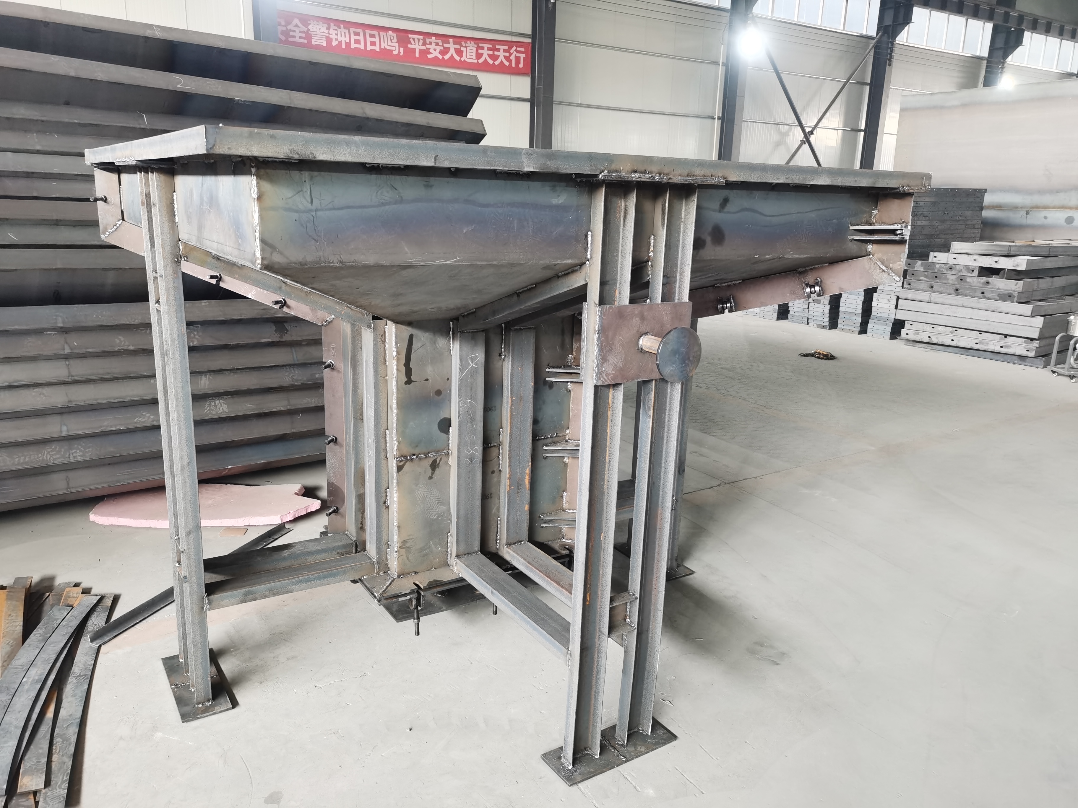 圍墻立柱鋼模具與水泥基礎墩模具 現(xiàn)代化模具技術應用探析
